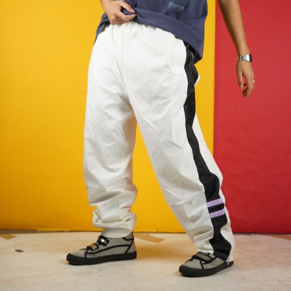 Vintage 90’s b&w windbreaker pants ! ☯️